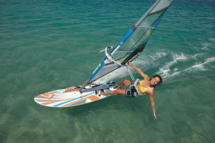 Lezione privata per due di windsurf al tramonto a Torbole 11